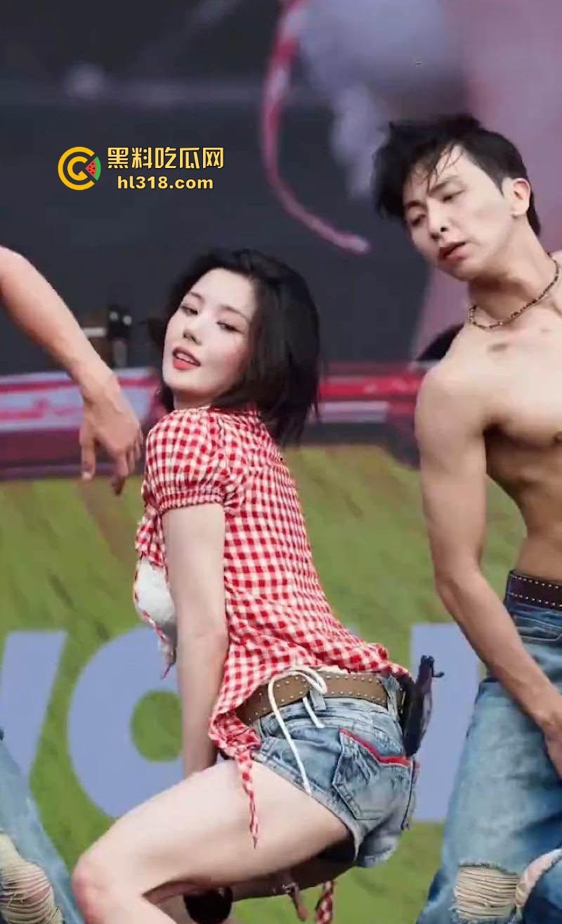 韩国水弹音乐节【权恩妃】骚浪舞蹈表演，魔鬼身材性感舞姿，巨乳随着音乐节拍而跳动，每一帧令人目不转睛！-4