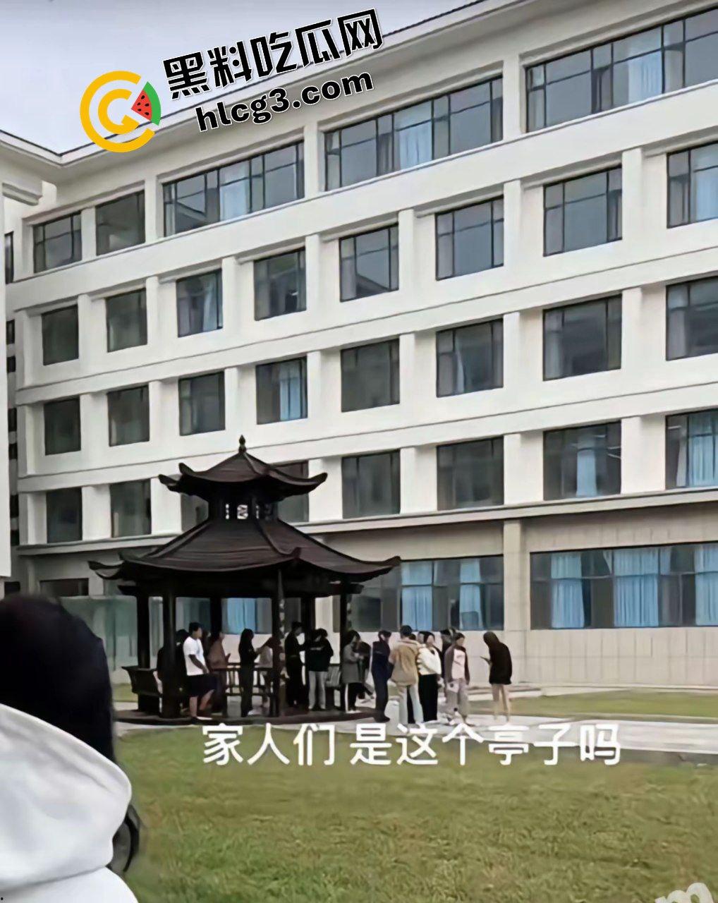 山东外事职业大学 体育生情侣夜晚凉亭激情野战做爱 抱起来猛蹬 被路人发现偷拍！-7