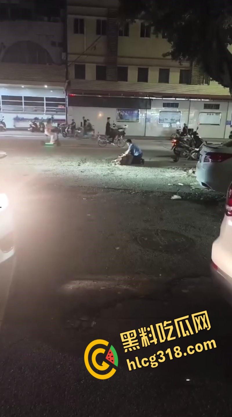 新会新桥路头盔男持刀砍人，被打男子被狠狠按在地上，一刀接着一刀，场面血腥  ！-2