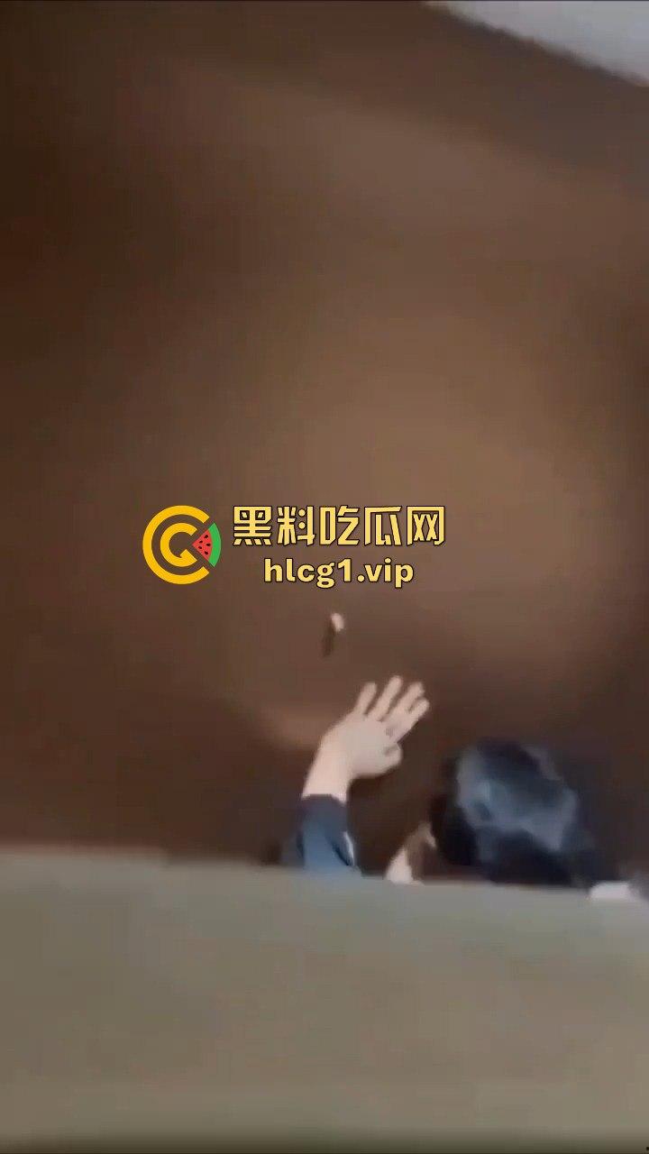 成都男同厕所激情上演热吻还玩壁咚，偷拍者吓出一身冷汗!-3