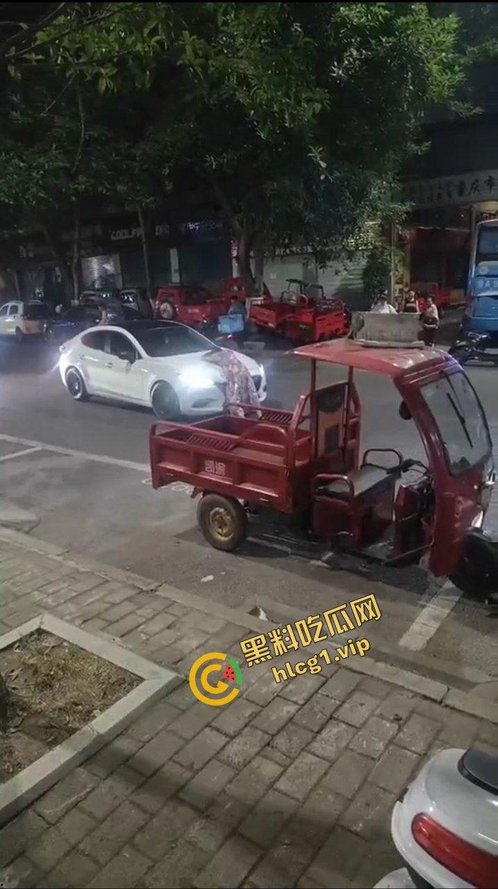 逆了苍天！重庆龙湖美岸 惊现疯癫女！与警察玩捉人游戏！爆笑现场！-4