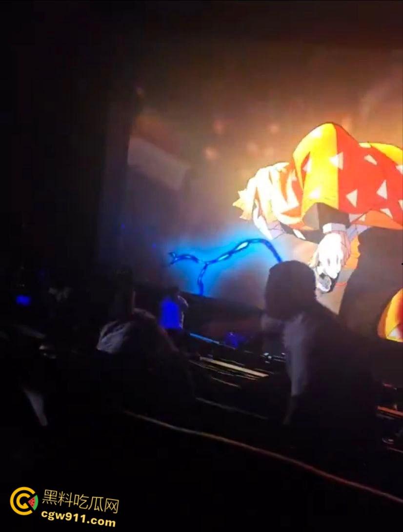 美国太阳谷AMC影院斗殴，一男子观影时当众小便，溅到邻座引起愤怒，遭观众围殴打得鼻青脸肿！-2