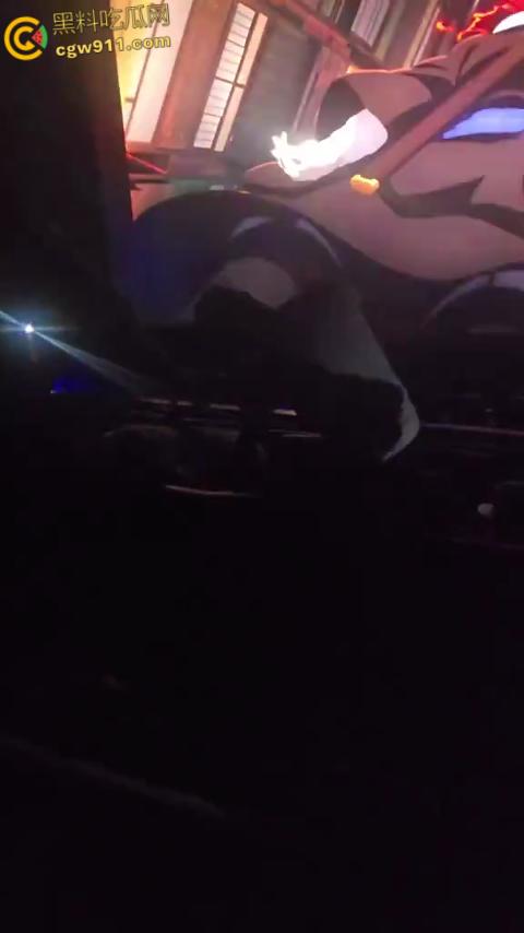 美国太阳谷AMC影院斗殴，一男子观影时当众小便，溅到邻座引起愤怒，遭观众围殴打得鼻青脸肿！-5