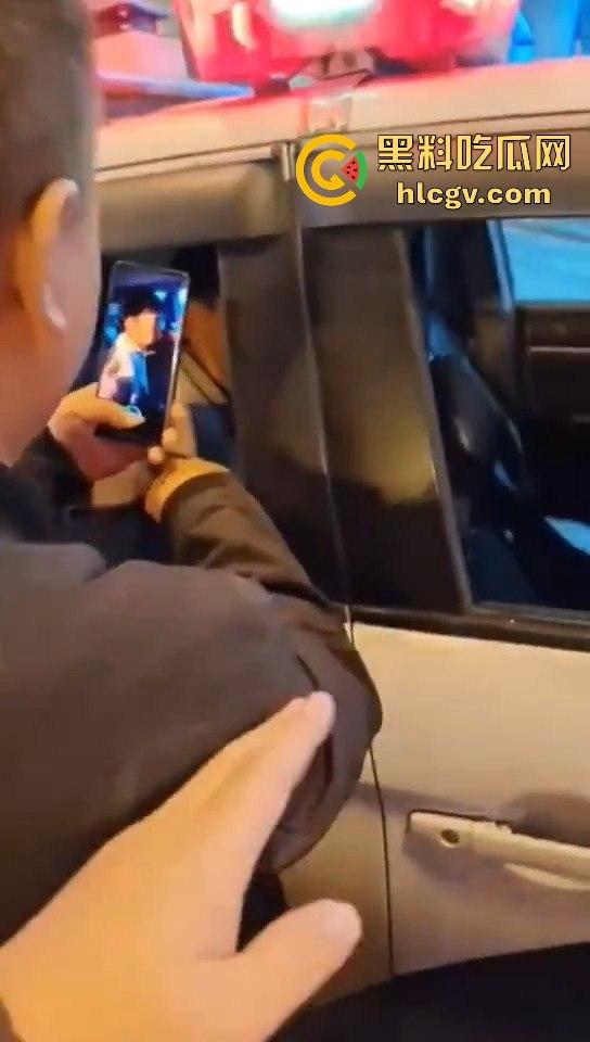 长沙星沙盼盼小学惊现人贩子！两人当街拐孩子，围观群众怒抓跑了一个！-2