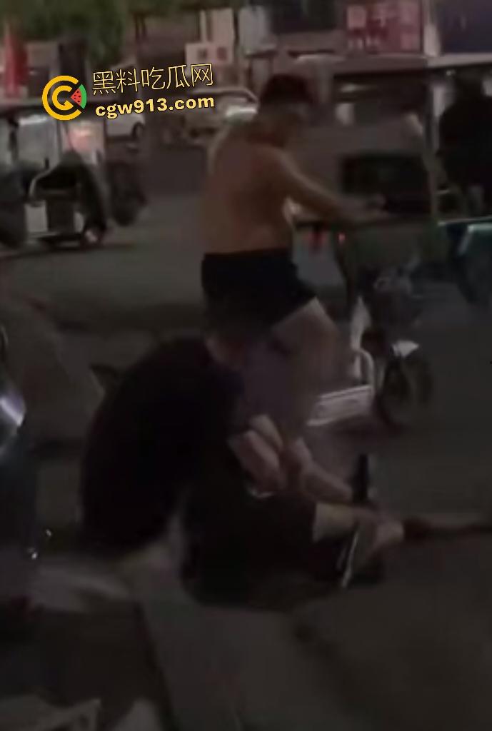 夜晚老头当街捡尸醉酒女，假装好心人，实则手早已摸奶猥亵，醉酒女孩浑然不知，就差脱裤操逼了！-5