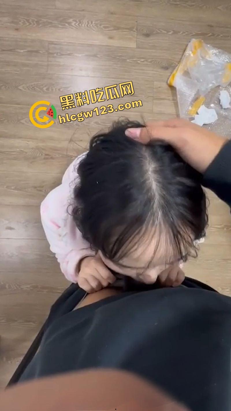 绿帽博主玩疯了，情侣调教日记曝光，清纯洛丽塔女友变性奴深喉足交榨精，男友看女友被轮操！-6