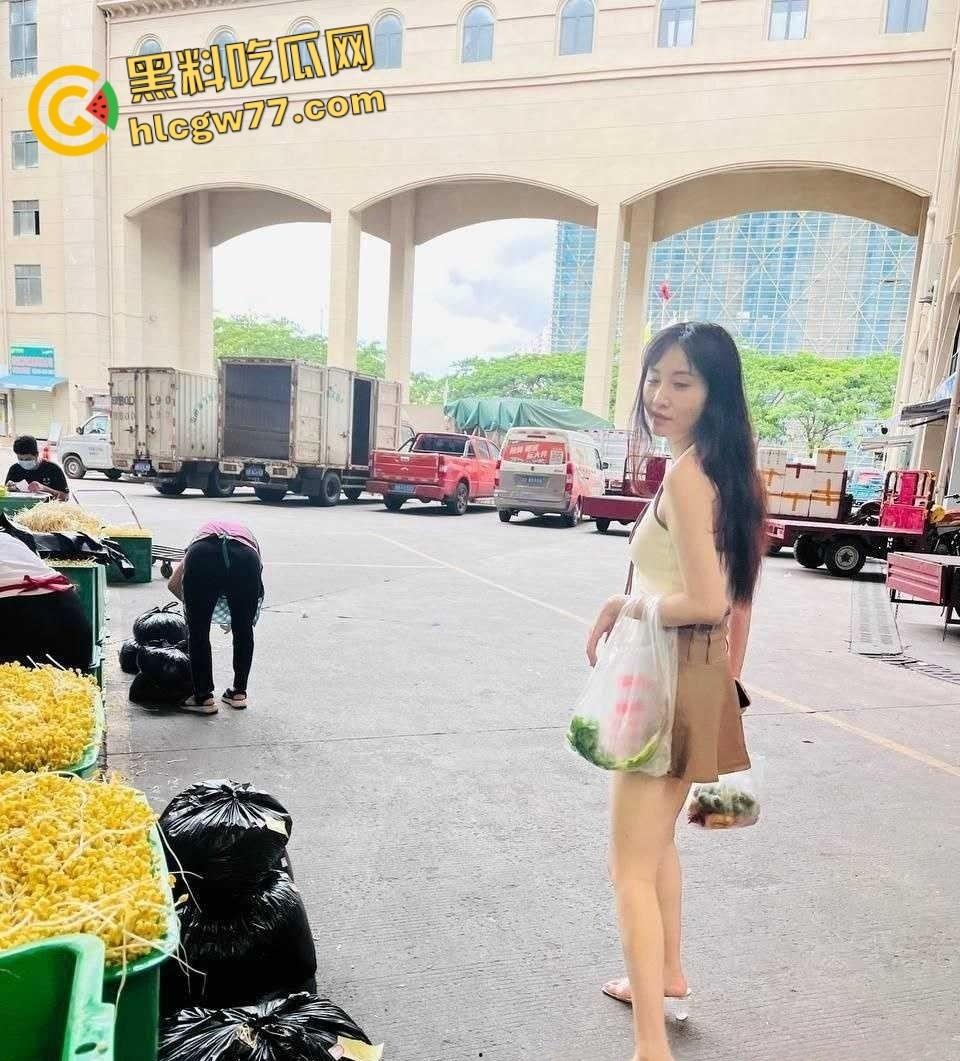 福建极品彩票店店主【贺思淼】 和男友私拍泄密 明面上的气派老板娘 私底下的骚逼小母狗 露脸性爱视频!-3