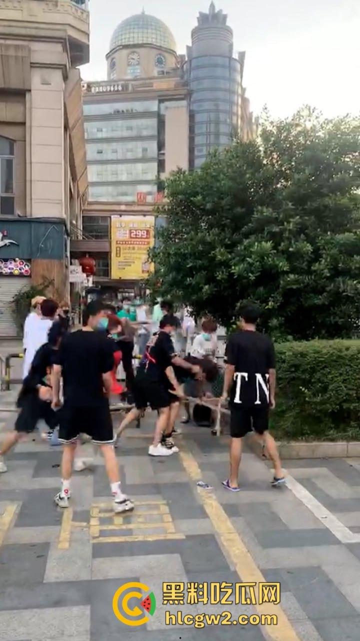 河南许昌精神小伙街头互殴 拳拳到肉脏话连篇 火拼现场堪比古惑仔-1