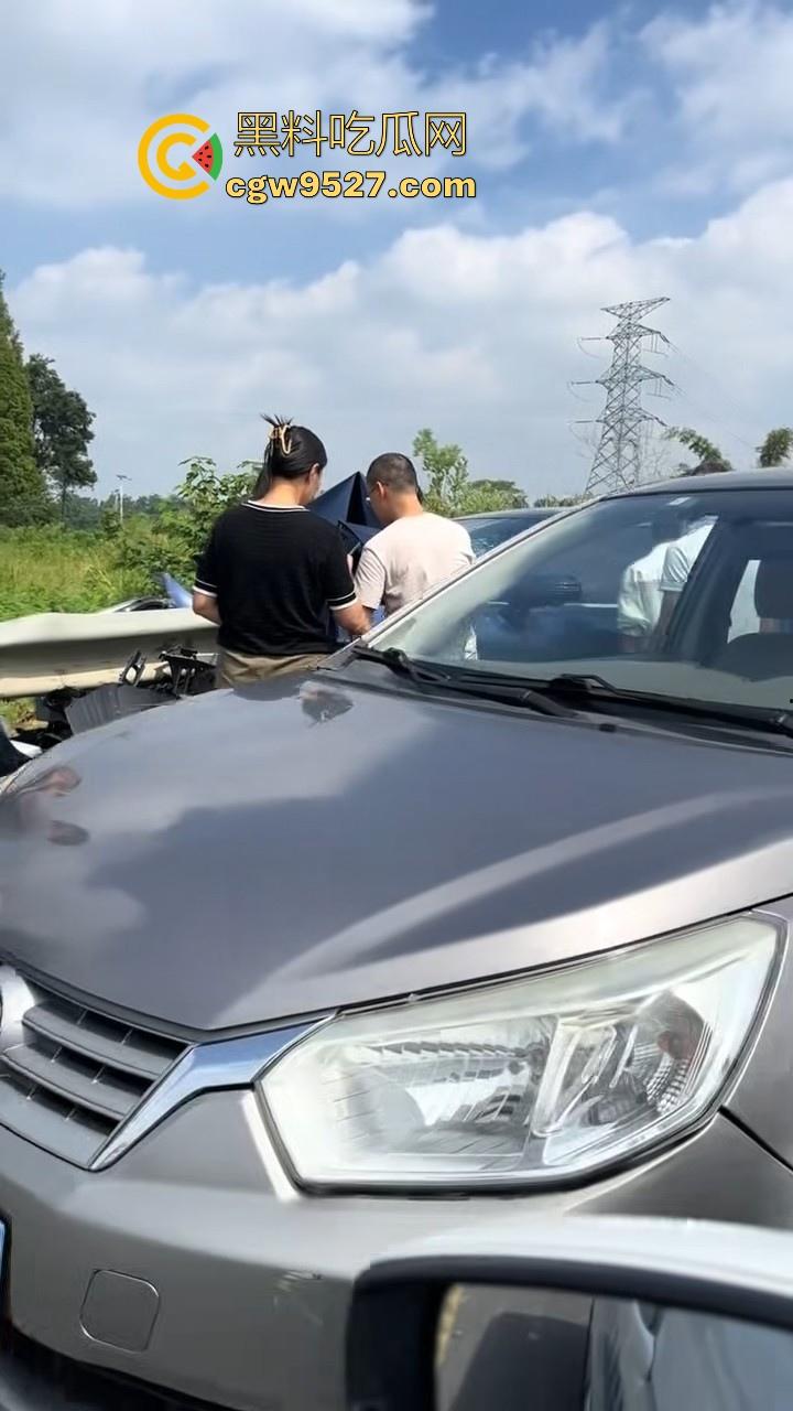 成都极氪撞护拦事故，严重的交通事故安全气囊居然没有弹出来，完全失去自救的机会，买极氪的朋友要注意啦！-8