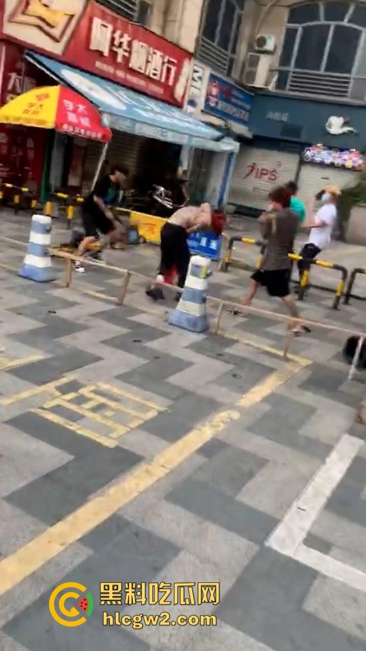 河南许昌精神小伙街头互殴 拳拳到肉脏话连篇 火拼现场堪比古惑仔-6