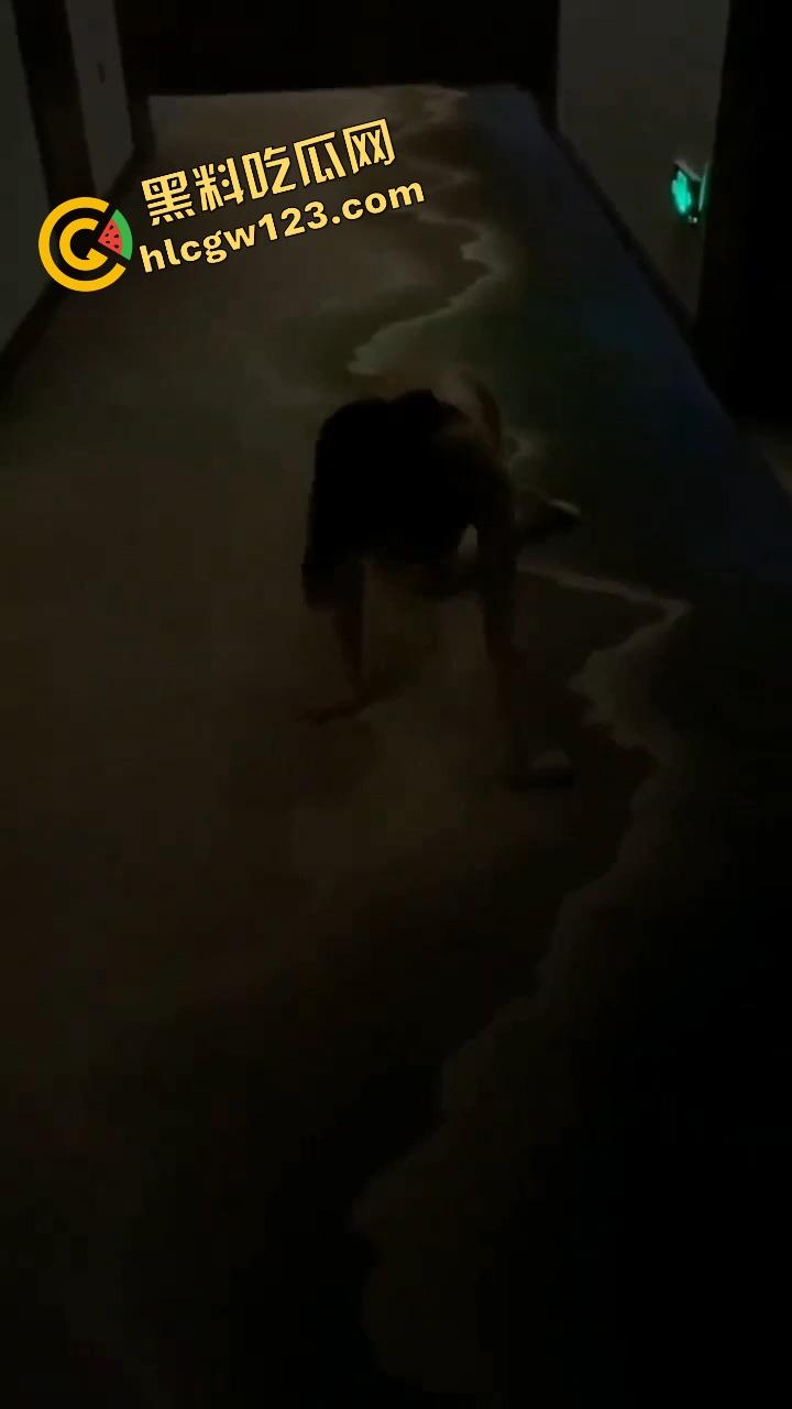 卧槽这谁老婆？绿帽男把女友献给群友露出调教，跪地爬行喊爸爸，母狗模式全开玩疯了！-10