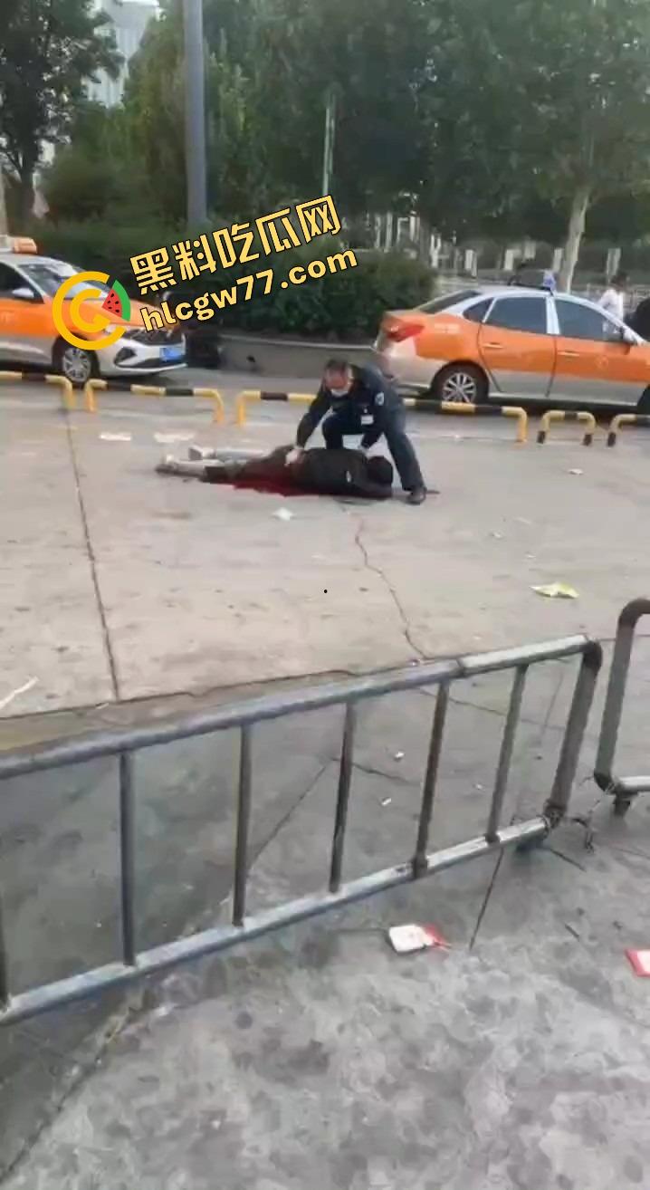 泰安万达精神小伙发疯出事，一言不合打人致死，这年头监狱都快成精神小伙培训基地了！-9