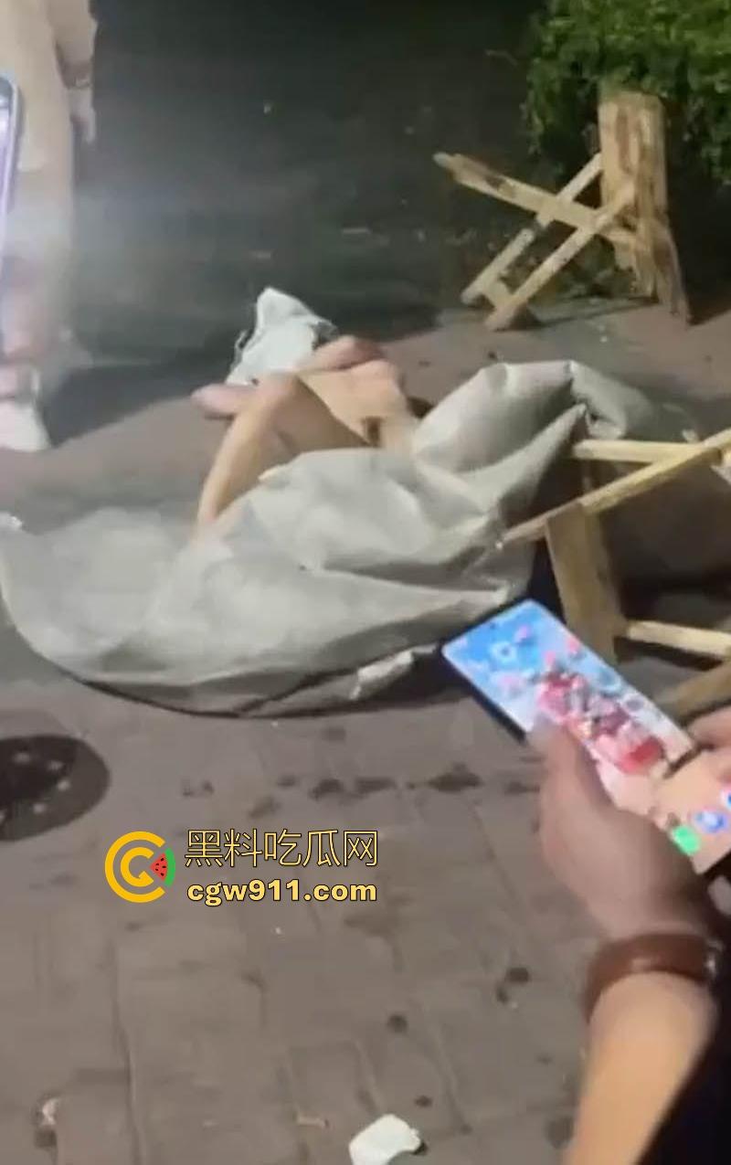 醉酒女深夜脱衣闹事视频流出，豪乳翘臀野外狂奔，小骚逼一览无遗，被路人围观录视频！-5