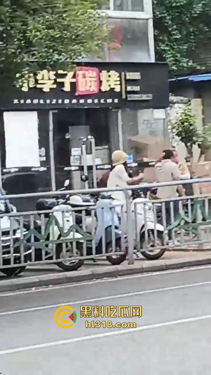 广西桂林七星区彪悍少妇当街捉奸殴打渣男，一路追逐一路殴打，拳脚相加，最后还把渣男打哭了！-2