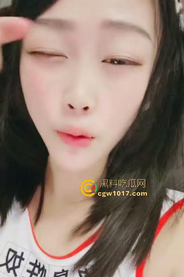 成人反差萝莉【莎莎】玩重口，现场尿尿到瓶子里，用小瓶灌肠还塞橘子水果，这穴和肛都快被玩烂了！-2