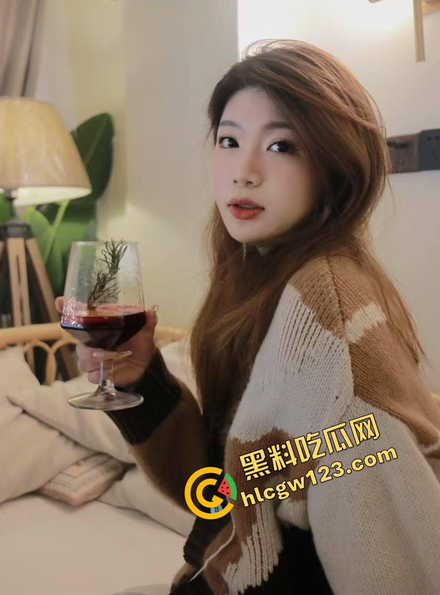 台湾健身房卧推深蹲爆操，健身佬简直不练肌肉练逼一边举铁一边被口交，杠铃当情趣道具！-2