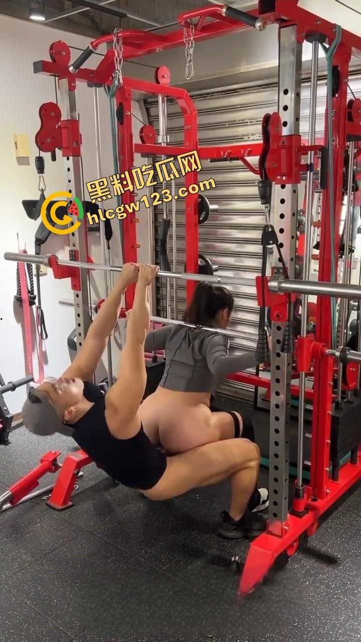 台湾健身房卧推深蹲爆操，健身佬简直不练肌肉练逼一边举铁一边被口交，杠铃当情趣道具！-6