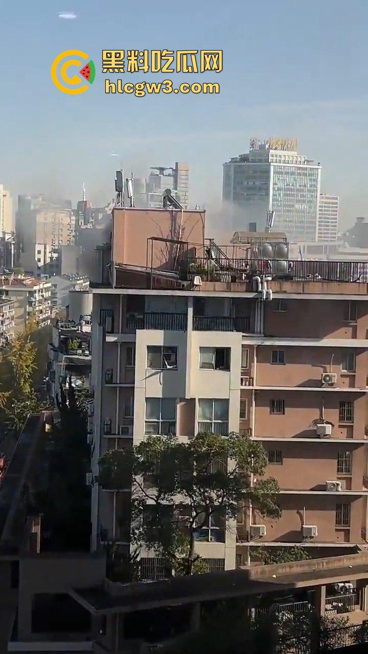 杭州拱墅区孩儿巷电梯爆炸！公寓楼成炸药包，玻璃渣满地伤亡情况不明，工人咋办了？-4