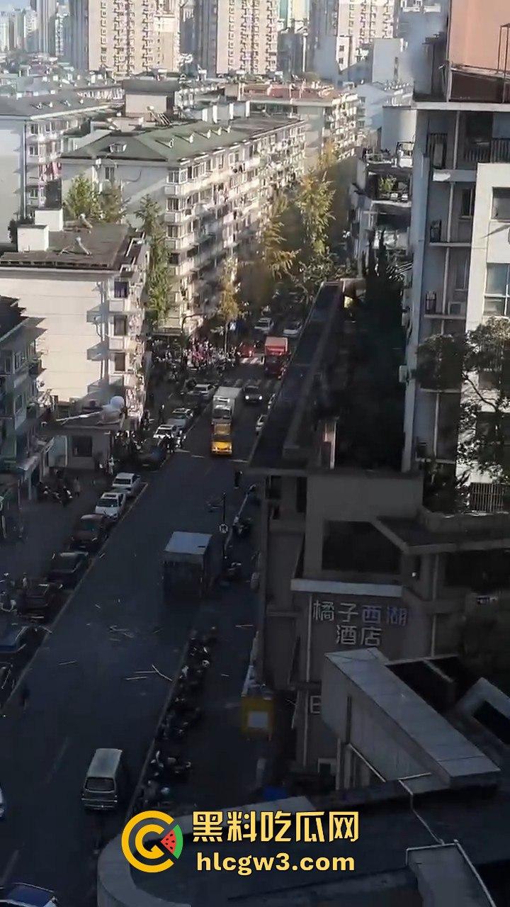 杭州拱墅区孩儿巷电梯爆炸！公寓楼成炸药包，玻璃渣满地伤亡情况不明，工人咋办了？-7