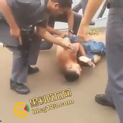 黑人小哥狂拽酷炫！挥棍挡子弹，电视剧看多了玩命呢？-3