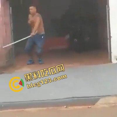 黑人小哥狂拽酷炫！挥棍挡子弹，电视剧看多了玩命呢？-9