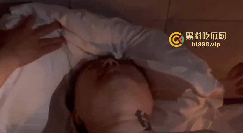 抖音重口直播！油腻大叔当三文鱼盛器，男同淫趴场面堪比恐怖片，举报无效酒店老板淡定回应！-13