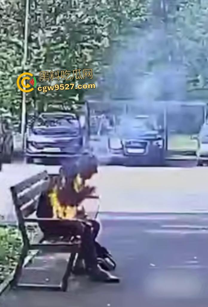 鞑靼斯坦醉汉香烟引火自焚！坐在长椅上烈焰布满全身，路人用毯子扑火救命仍烧伤80%！-6