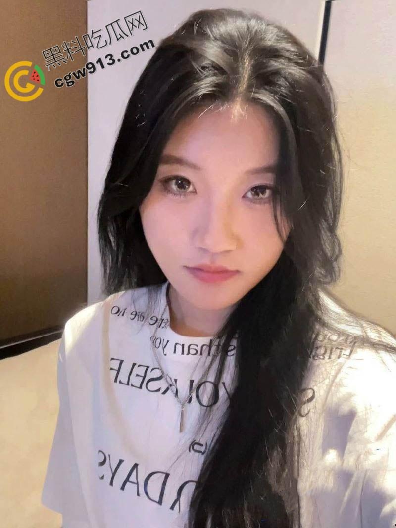 成都高颜值拜金婊陈昕怡的荒淫生活曝光：诱惑金主反遭报复，淫荡画面引爆网络-1