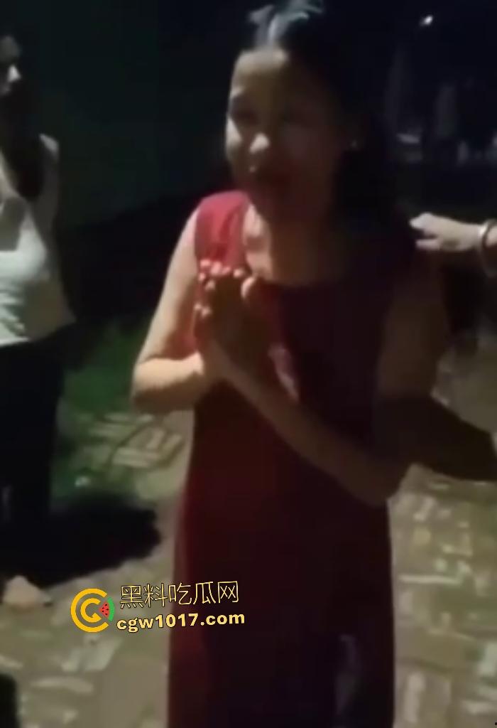 印度女子因吃牛肉被绑柱子群殴，脸肿牙流血，解绑后被迫坐等“惩罚”，女人如货物般被践踏，活该只喝恒河水！-3