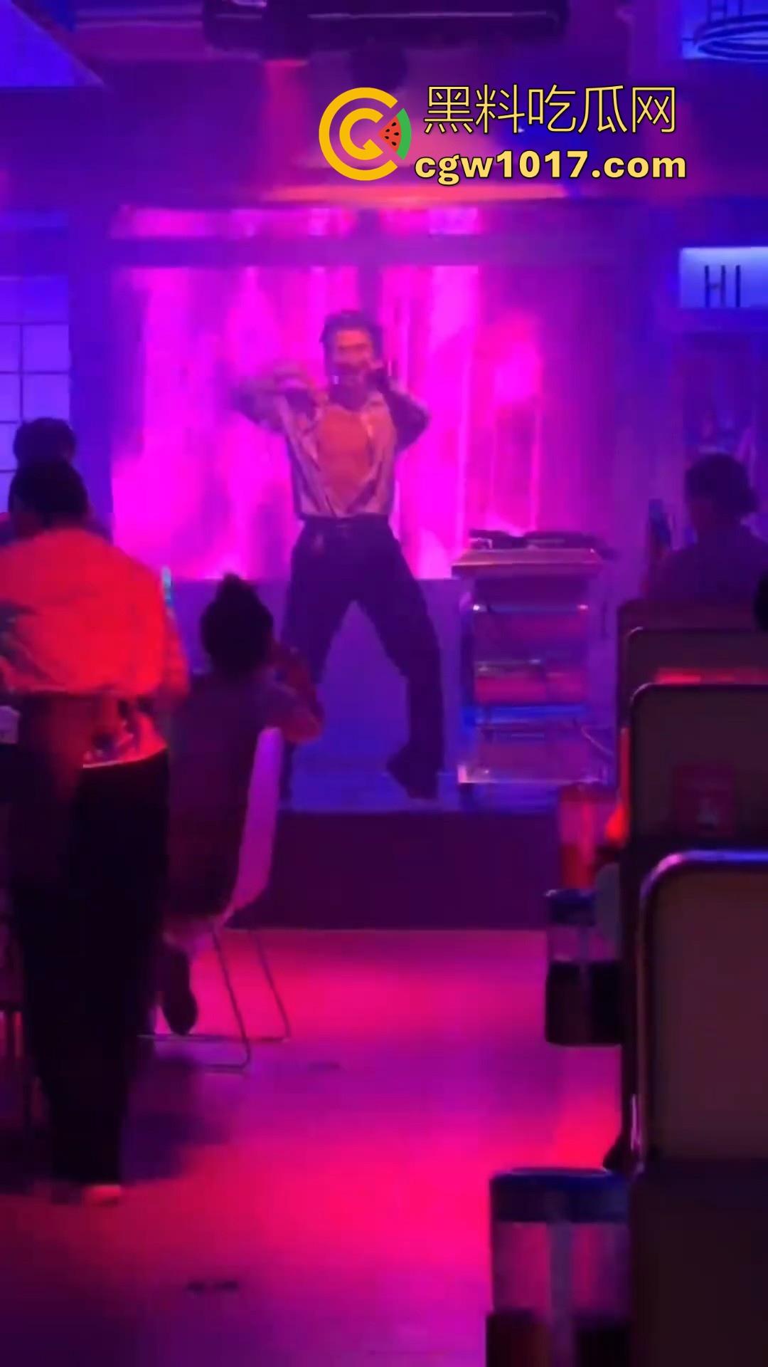 不是兄弟你跟我说这是海底捞？现在吃个火锅都卷成这样了嘛，不知道的以为在夜店呢，还有男模女DJ！-3