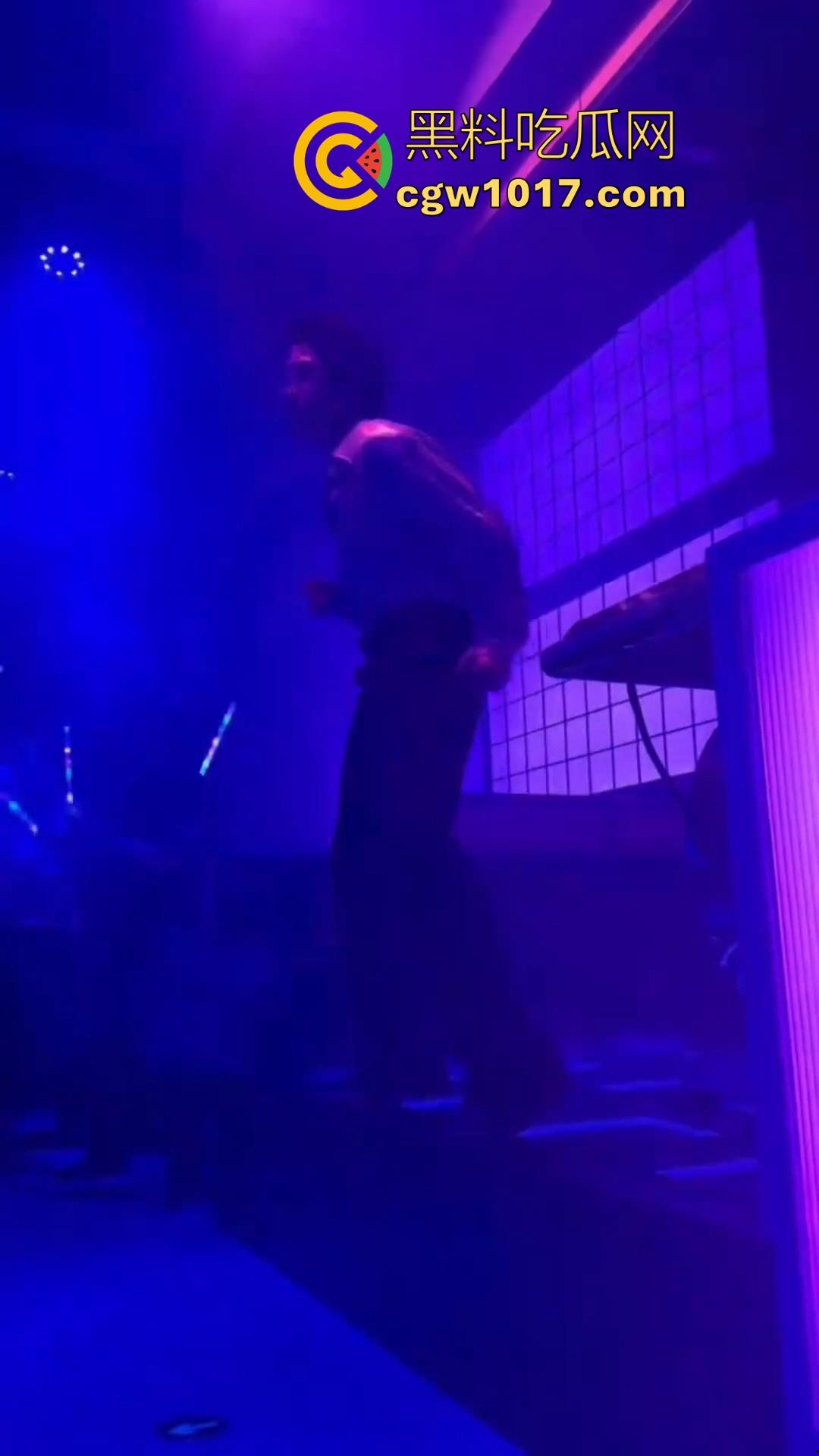 不是兄弟你跟我说这是海底捞？现在吃个火锅都卷成这样了嘛，不知道的以为在夜店呢，还有男模女DJ！-6