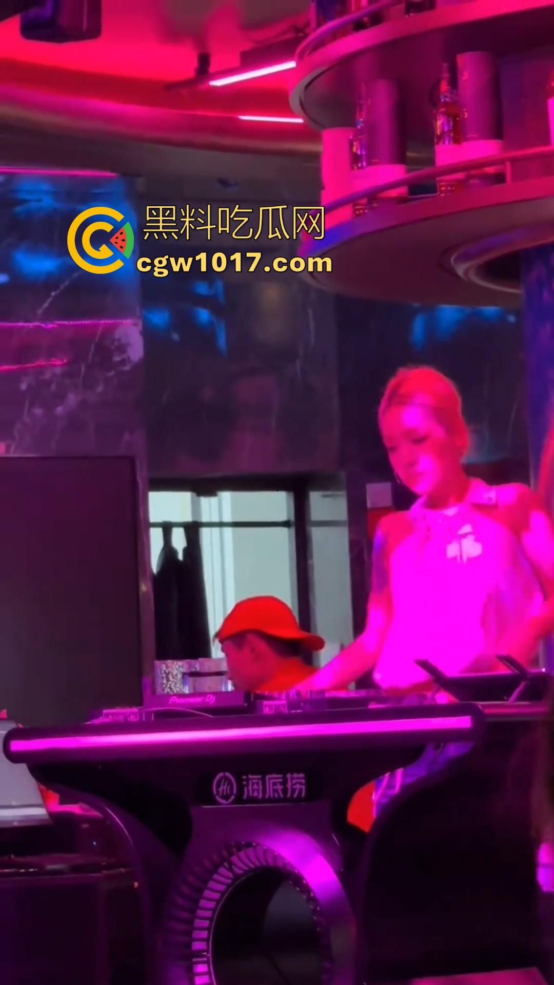 不是兄弟你跟我说这是海底捞？现在吃个火锅都卷成这样了嘛，不知道的以为在夜店呢，还有男模女DJ！-8