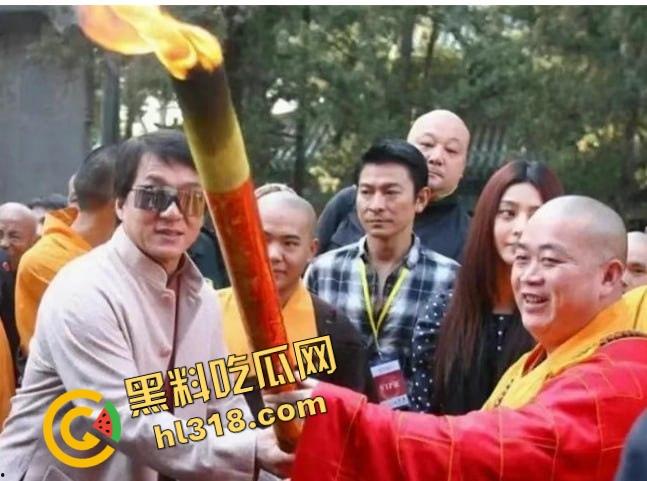 一手姑娘一手经，少林寺住持『释永信』不负如来不负卿，搂着美人念佛经，51个情人174个私生子！-19