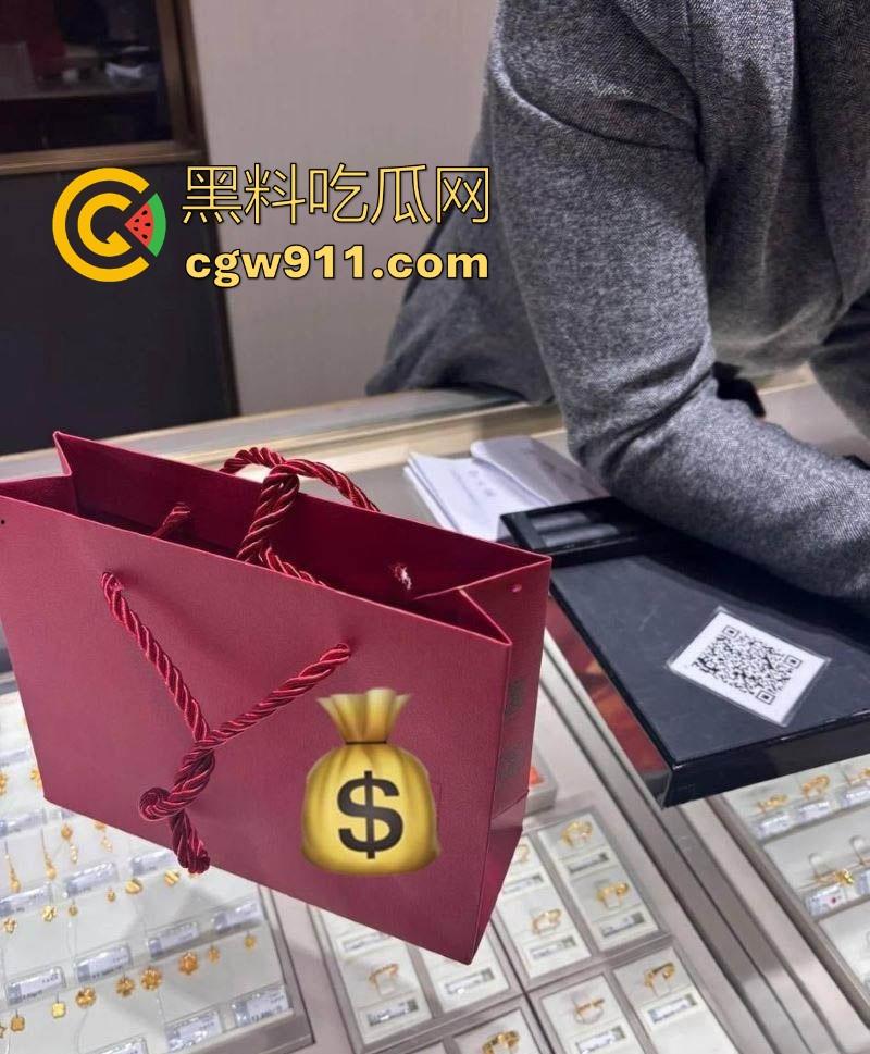 终于在堂姐醉酒状态，进入了堂姐的阴道，但是过程中堂姐竟然醒了，但还是阻止不了无套内射！-1