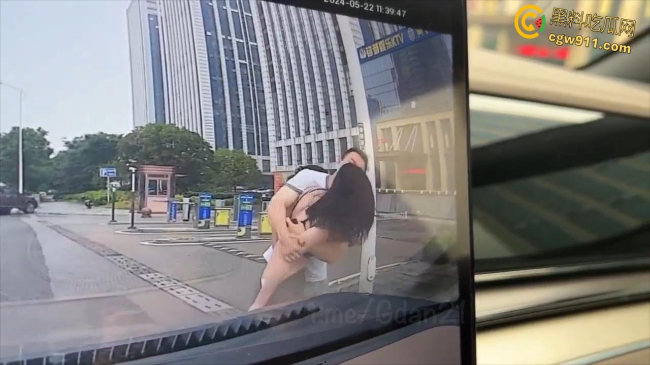 新能源汽车监控画面，小仙女一生气就开始脱衣服，男朋友不要阻拦啊，这是想自己出丑还是丢男友的脸呢 ？-4