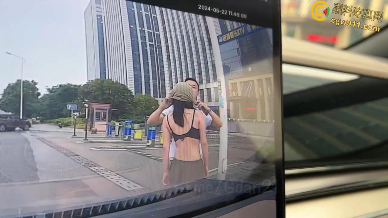 新能源汽车监控画面，小仙女一生气就开始脱衣服，男朋友不要阻拦啊，这是想自己出丑还是丢男友的脸呢 ？-6