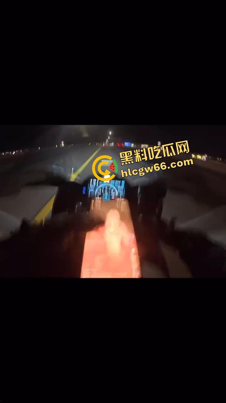 老外人少真不是巧合，不是骑摩托玩火变亡灵骑士，就是160码飙车边超车边看比基尼大胸妹还不忘点赞！-7