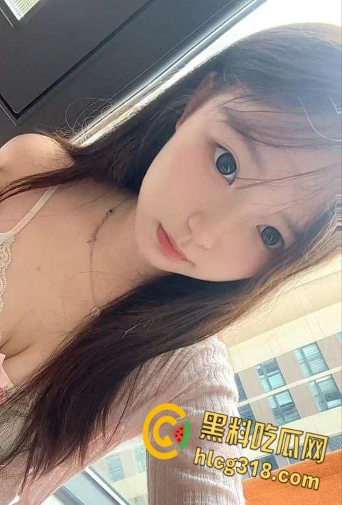 福州信息技术学院【冯朝】，分手被男友曝光自拍视频！对镜自拍粉嫩肉穴，饱满双峰太嫩了 ！-1