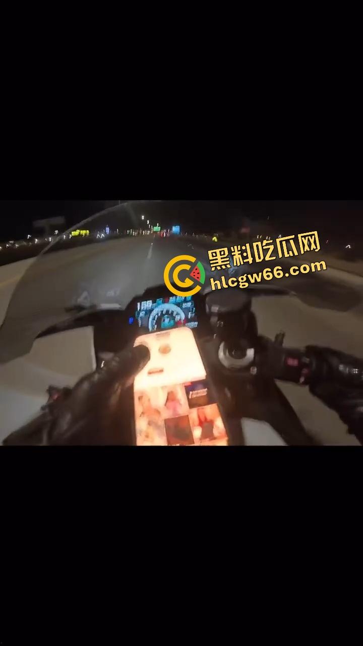 老外人少真不是巧合，不是骑摩托玩火变亡灵骑士，就是160码飙车边超车边看比基尼大胸妹还不忘点赞！-9