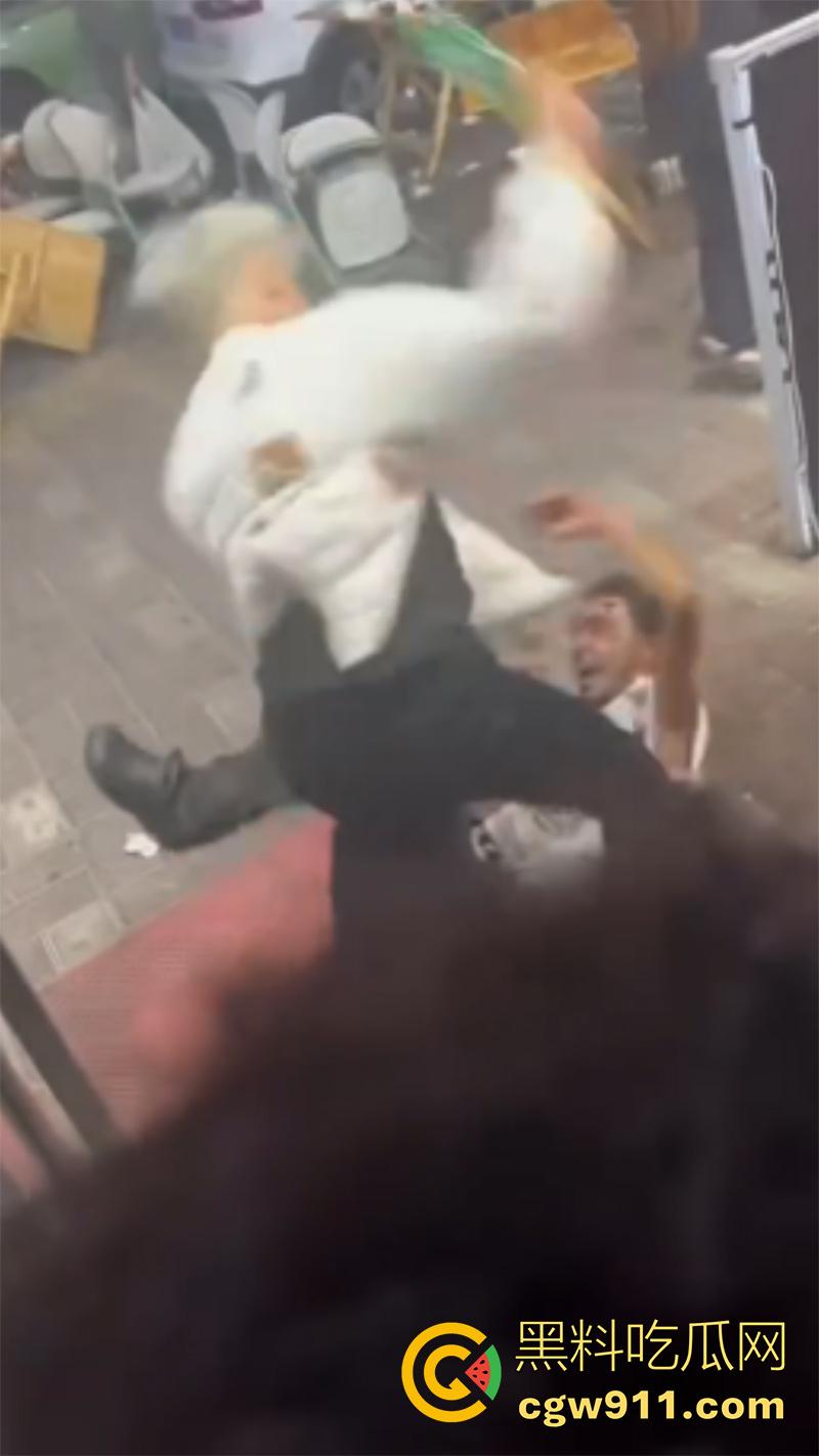 东莞金沙湾外卖员大战，嚣张小哥辱骂店主，儿子气不过叫人群殴，两方多人混战，当代古惑仔啊！-2