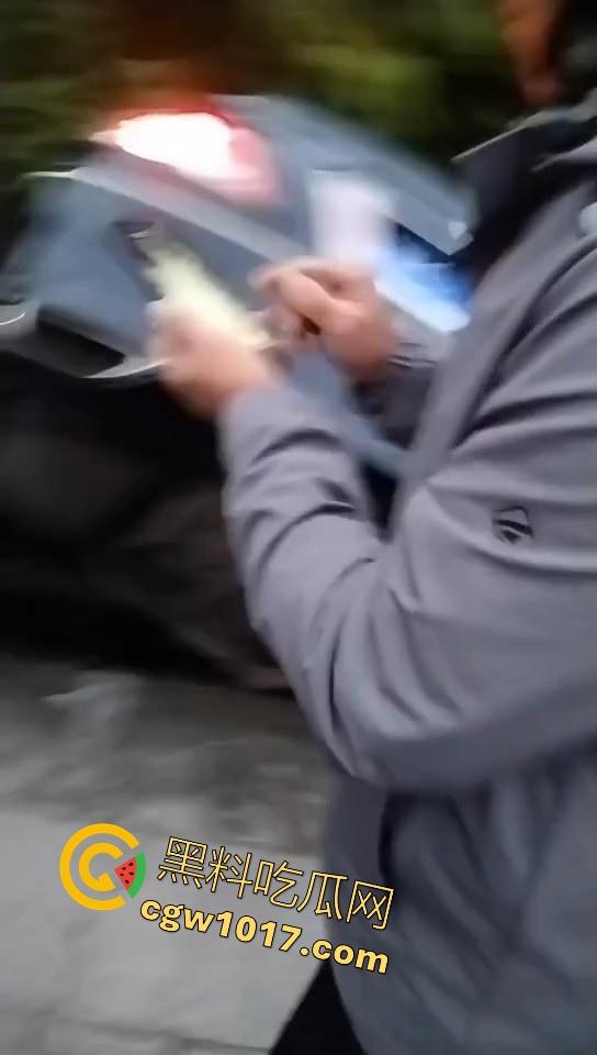 珍爱生命远离女司机！江苏南通北城小学南校区北门，一辆车直冲撞向河里，插在河中央，哎美女这里不能停车！-4