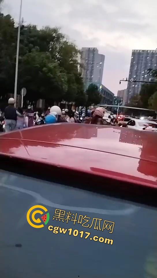 珍爱生命远离女司机！江苏南通北城小学南校区北门，一辆车直冲撞向河里，插在河中央，哎美女这里不能停车！-6