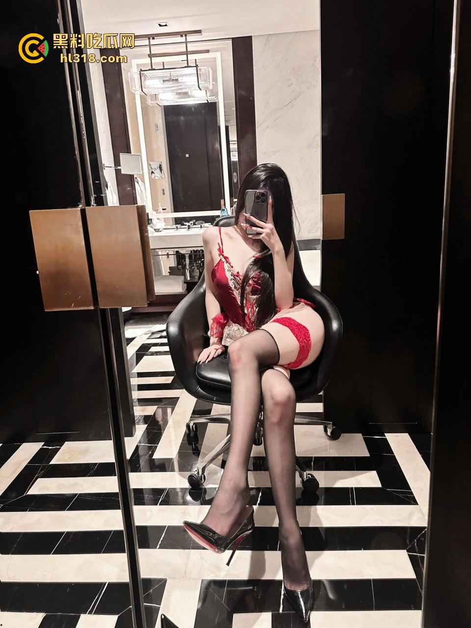 约炮高颜值御姐，性感身材配上可食用白虎嫩穴，边看书边舔舐，淫水横飞刺激感爆棚！-2