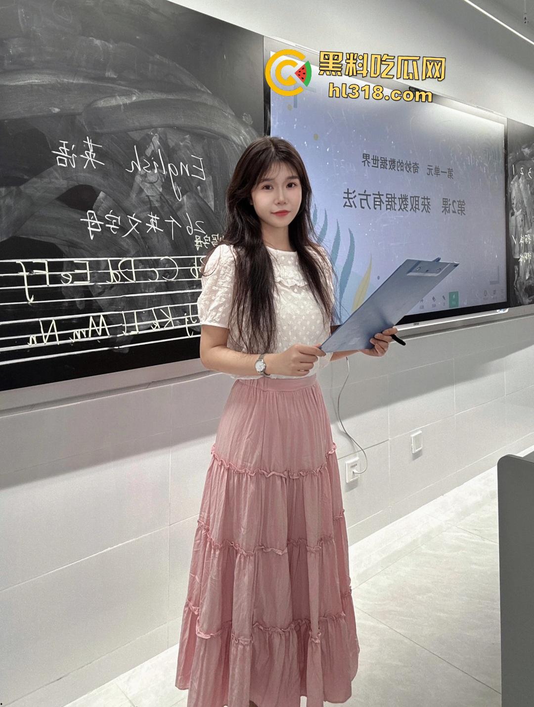 广西南宁埌西小学暑假开淫啪！女教师【梁晓媚】张开巨盆大逼，狂吸男老师鸡巴，男老师暑假也要交作业？-1