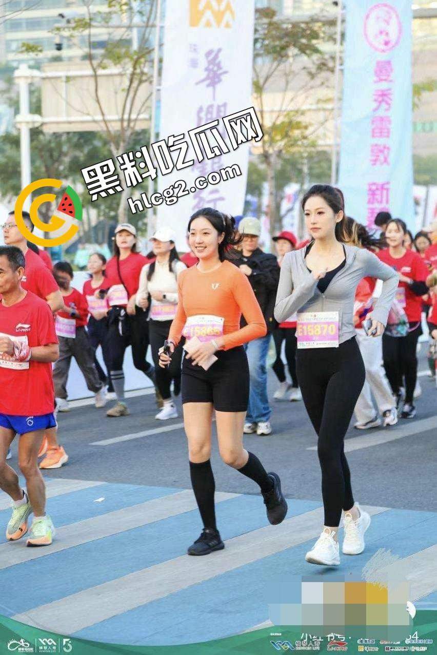 瓜友小红书上约的珠海极品女神 爱运动还参加过马拉松 没想到床上这么淫荡 深情舔屌的眼神太迷人了！-2