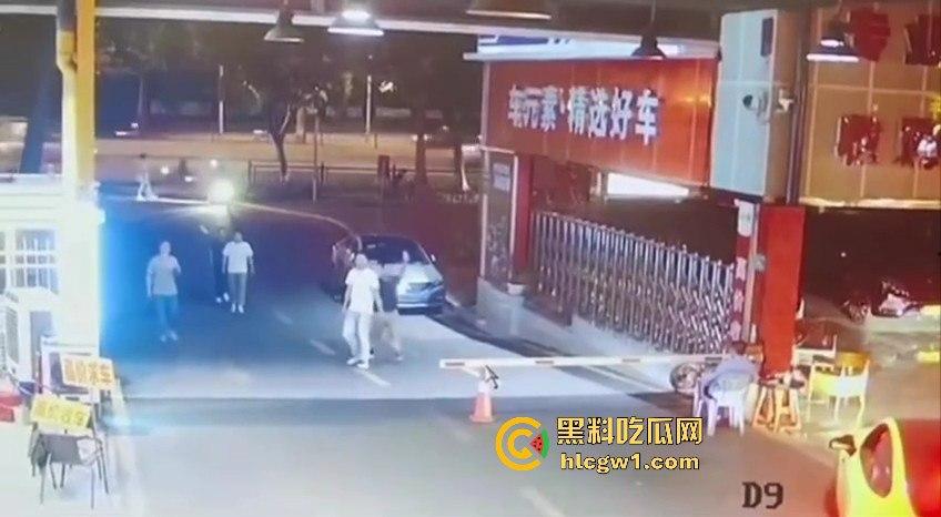 广东领克车主停车费扯皮装逼，拦车羞辱结果被二五仔倒车直接撞飞！全程自作自受！-7