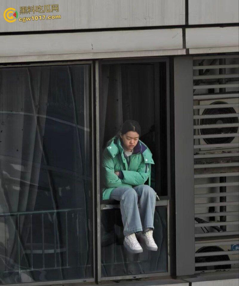 河北石家庄绿衣少女跳楼，警察劝说4个小时无果竟然跑去吃饭，少女觉得自己根本不受重视，竟然直接纵深一跃！-2