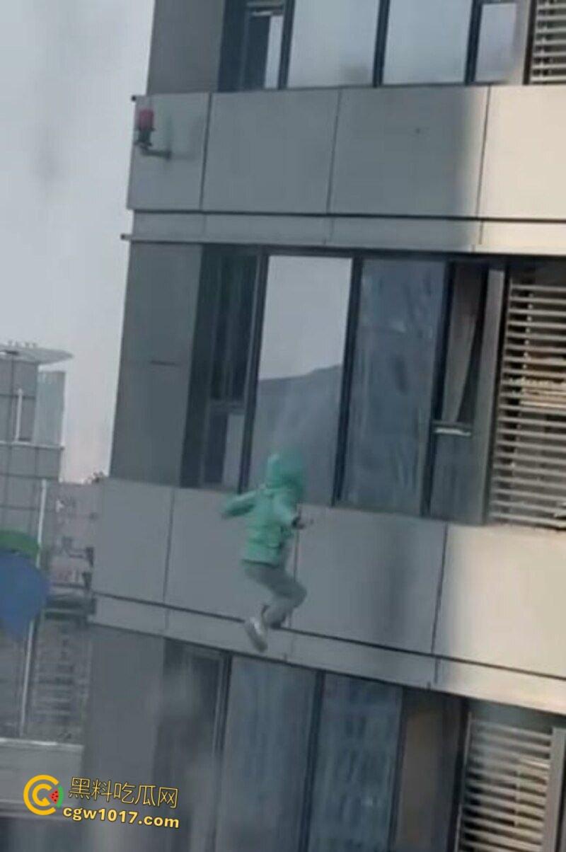 河北石家庄绿衣少女跳楼，警察劝说4个小时无果竟然跑去吃饭，少女觉得自己根本不受重视，竟然直接纵深一跃！-4