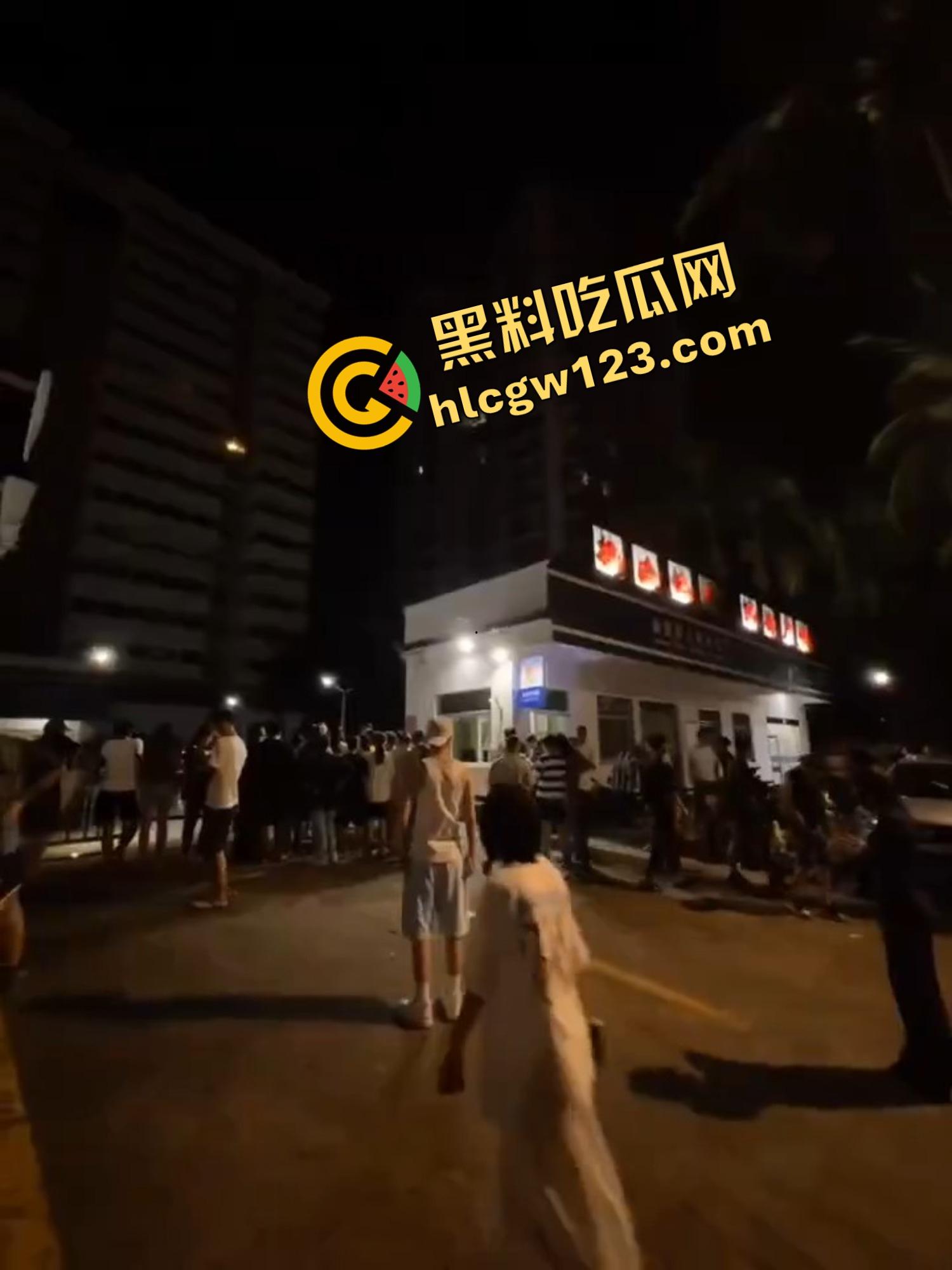 海南海口宝马车拖行小猫致死，群众当街怒吼追车，司机被围送派出所,这是碾压良知！-9