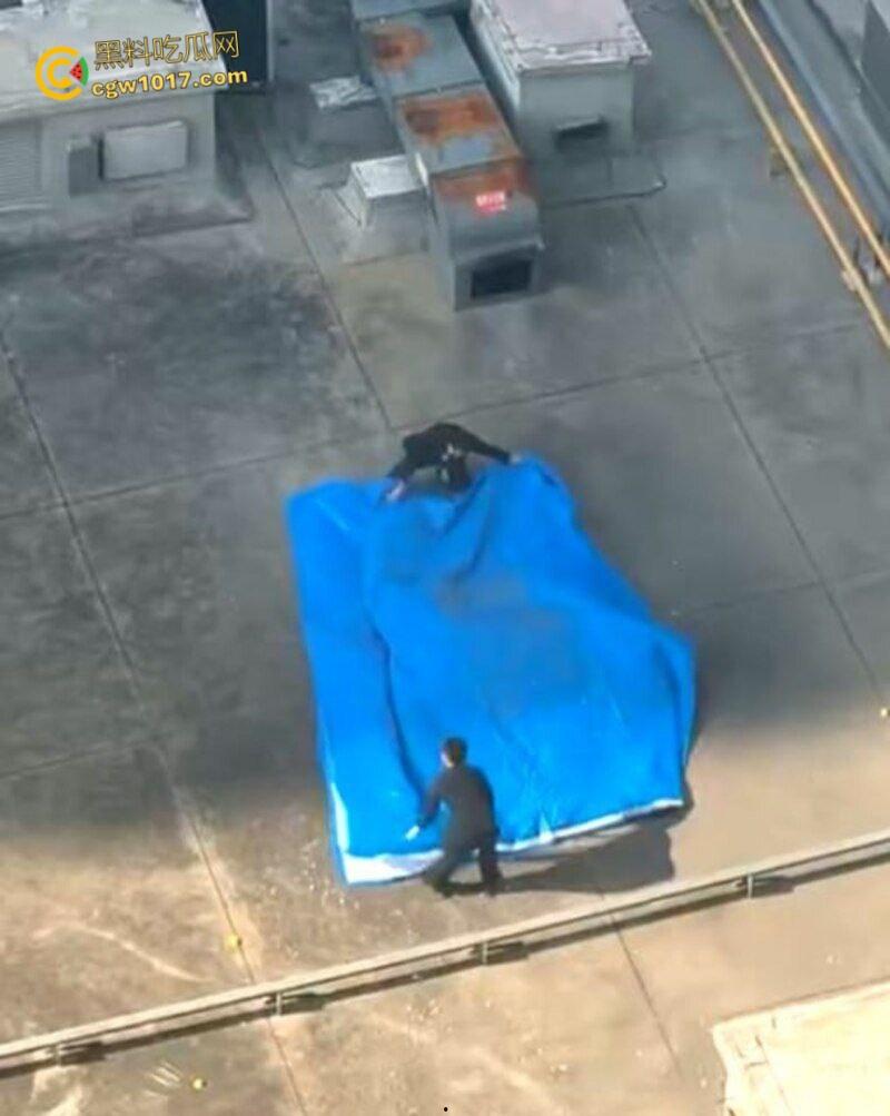 河北石家庄绿衣少女跳楼，警察劝说4个小时无果竟然跑去吃饭，少女觉得自己根本不受重视，竟然直接纵深一跃！-6